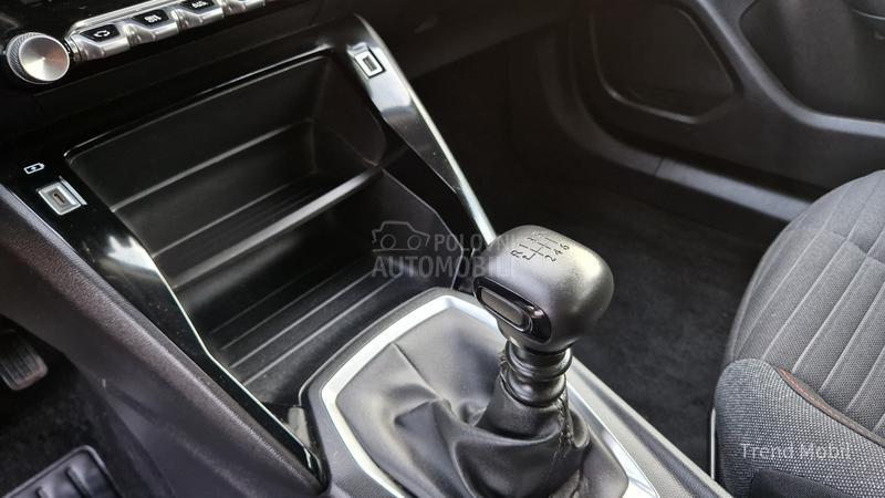 Peugeot 2008 1.2 active 135k