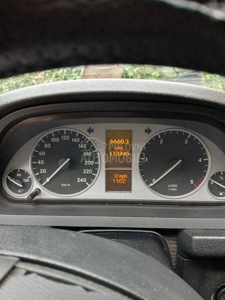Mercedes Benz B 180 