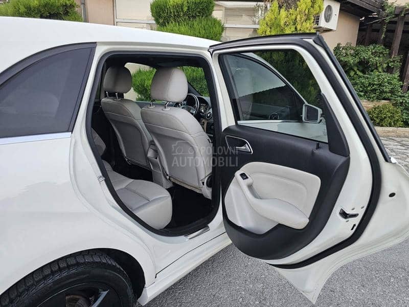 Mercedes Benz B 180 AUT0MATIC/LED Mercedes Benz B 180 AUT0MATIC/LED