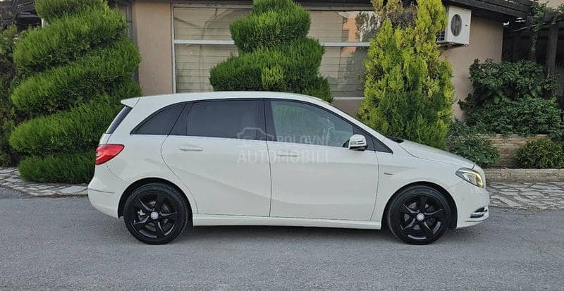 Mercedes Benz B 180 AUT0MATIC/LED Mercedes Benz B 180 AUT0MATIC/LED