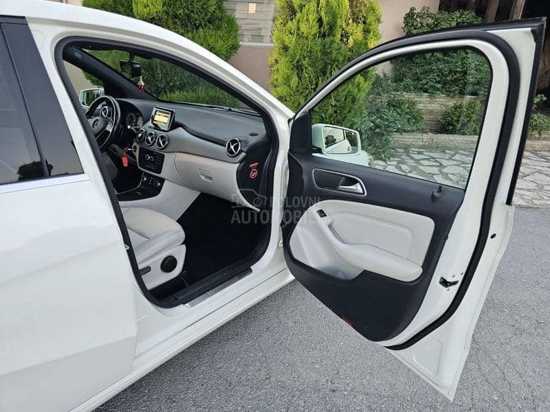 Mercedes Benz B 180 AUT0MATIC/LED Mercedes Benz B 180 AUT0MATIC/LED