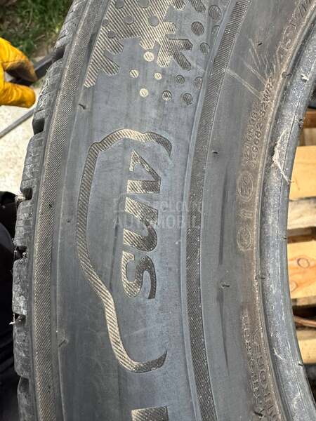 Kumho 215/65 R17 Zimska