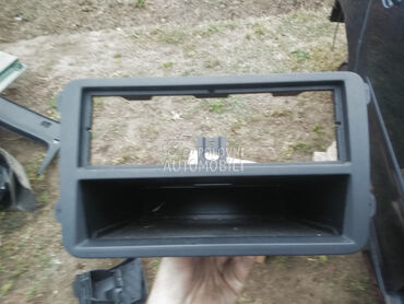 Plastika oko radija za Volkswagen Golf 5
