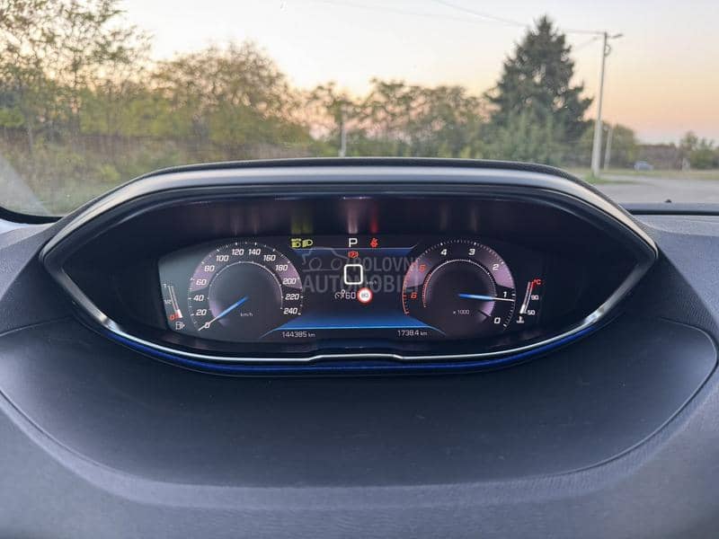 Peugeot 3008 1.5HDI ALLURE