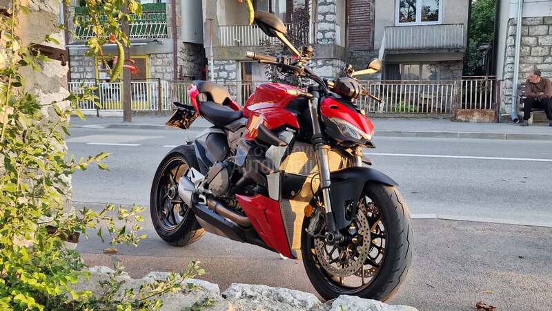 Ducati Streetf Fghter V2