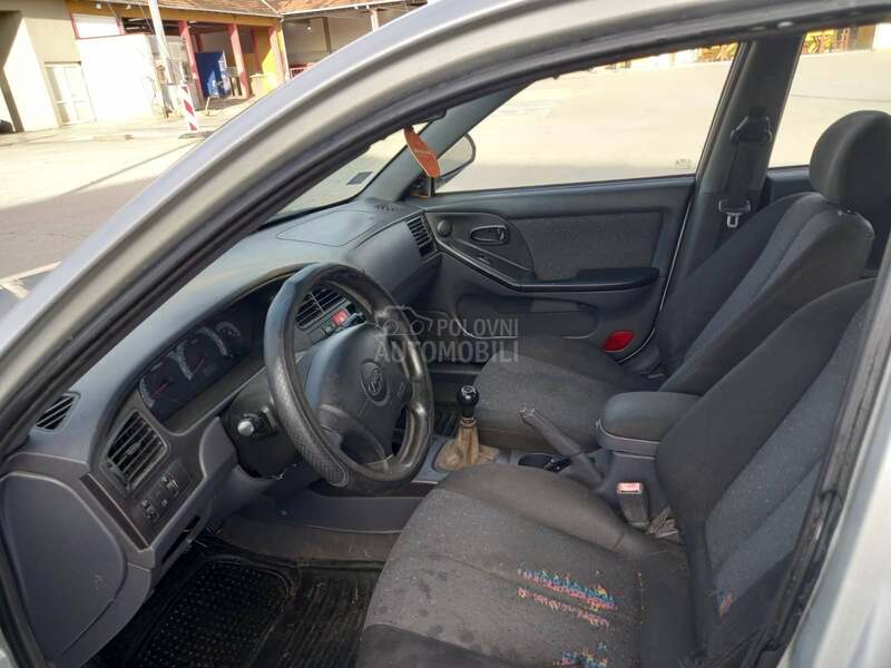 Hyundai Elantra 1.6 V L A S N I K