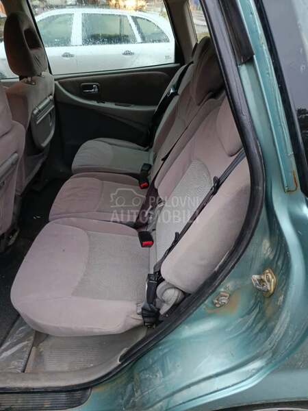 Nissan Almera Tino 