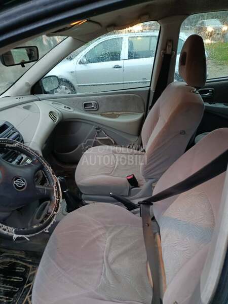 Nissan Almera Tino 
