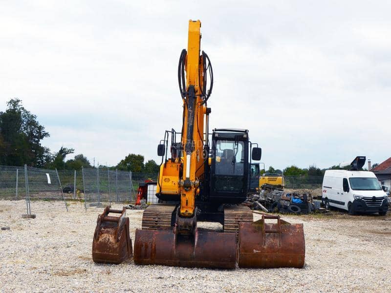 JCB JS131LC