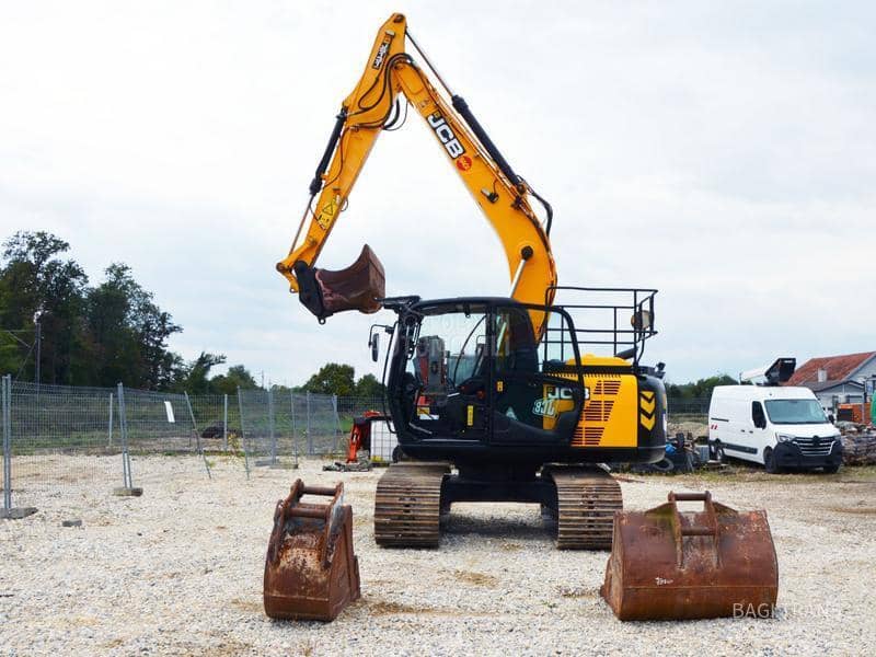 JCB JS131LC