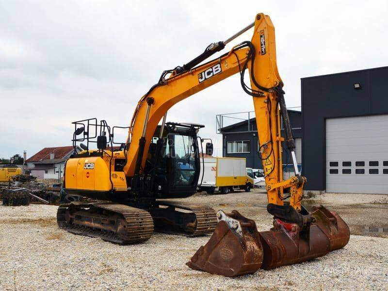 JCB JS131LC