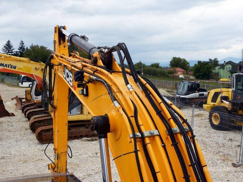 JCB JS131LC