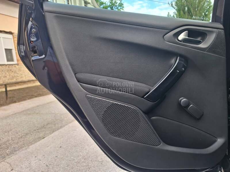 Peugeot 208 POGLEDATI TEXT