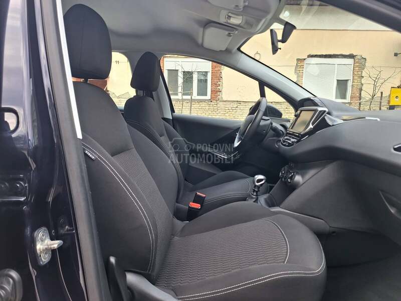 Peugeot 208 POGLEDATI TEXT