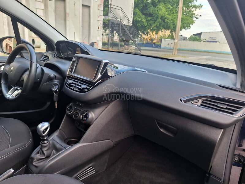Peugeot 208 POGLEDATI TEXT
