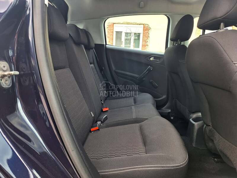 Peugeot 208 POGLEDATI TEXT