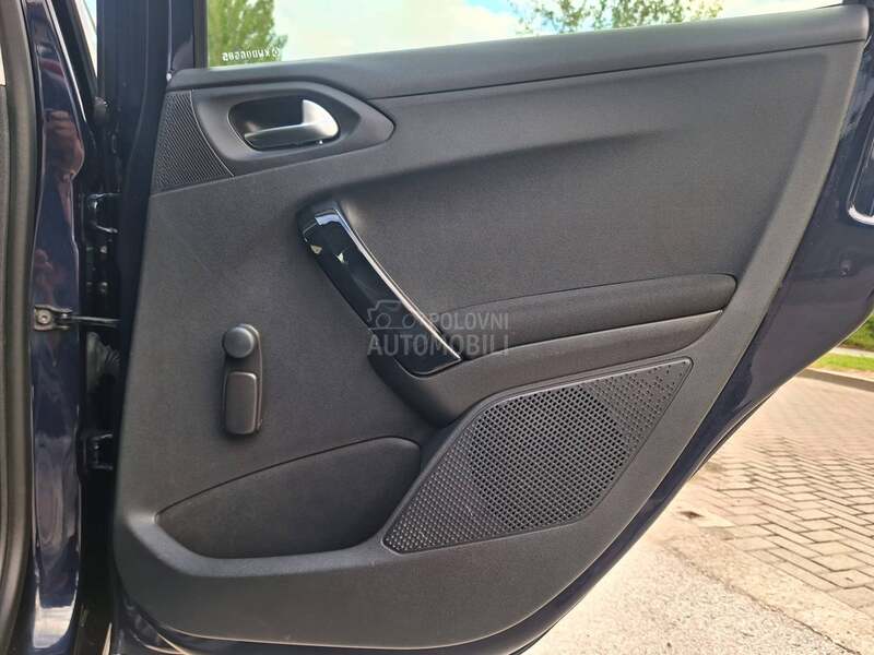 Peugeot 208 POGLEDATI TEXT