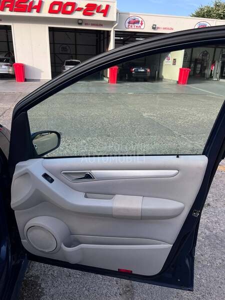 Mercedes Benz B 180 