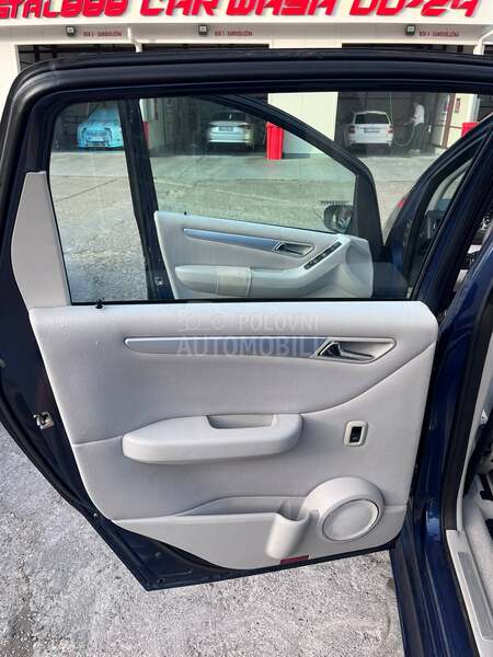Mercedes Benz B 180 