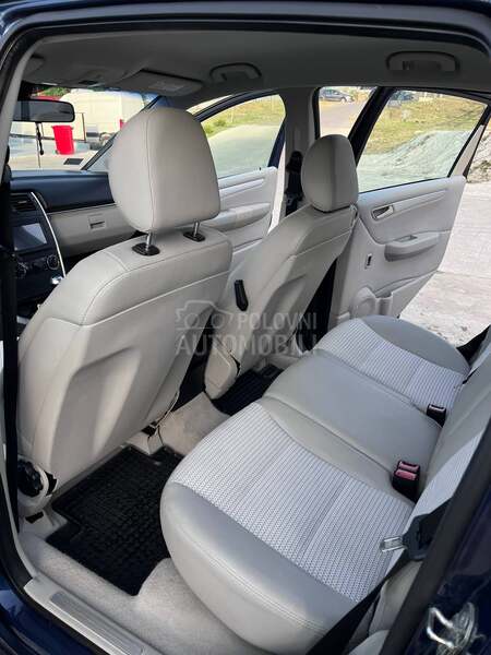 Mercedes Benz B 180 