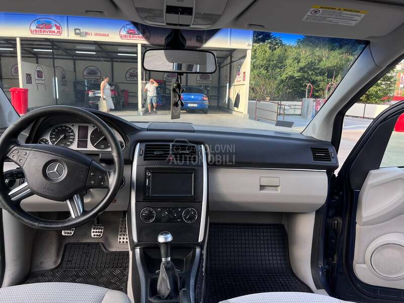 Mercedes Benz B 180 