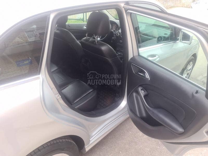 Mercedes Benz B 180 