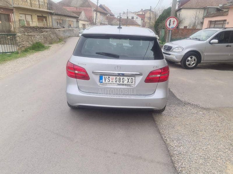 Mercedes Benz B 180 