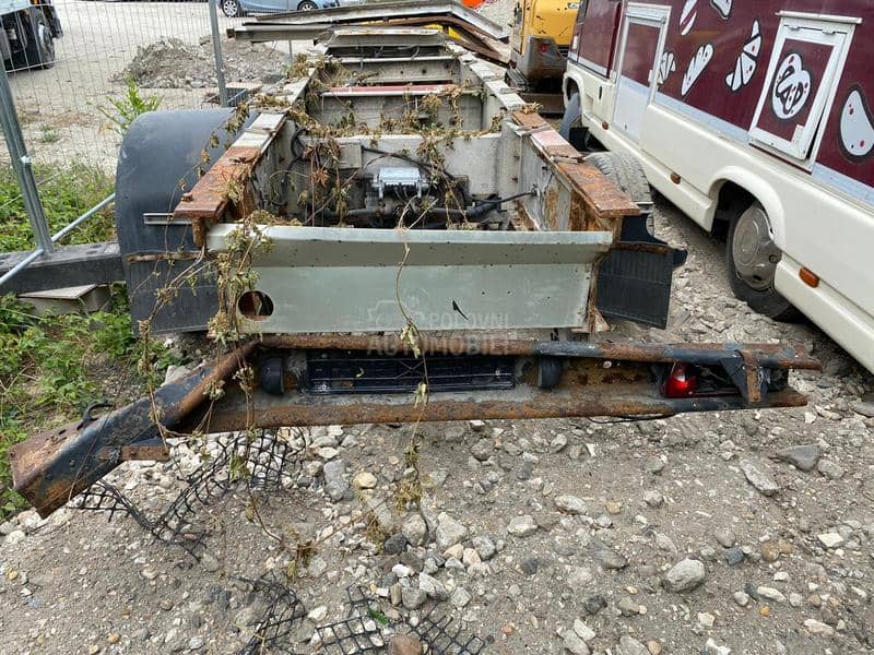 KLASI prikolica oštećen