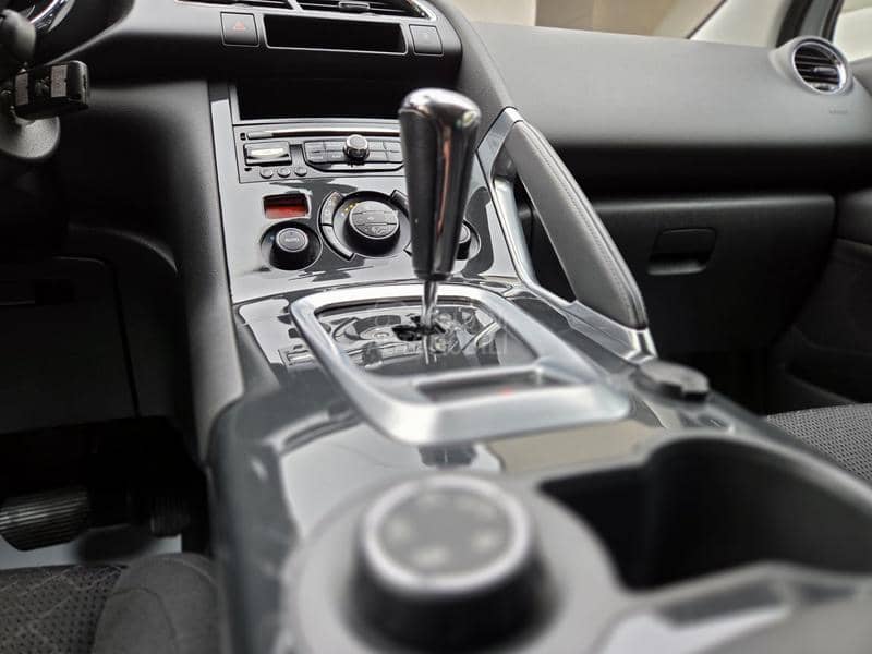 Peugeot 3008 1.6 Hdi/Nav/Aut Nov Peugeot 3008 1.6 Hdi/Nav/Aut Nov