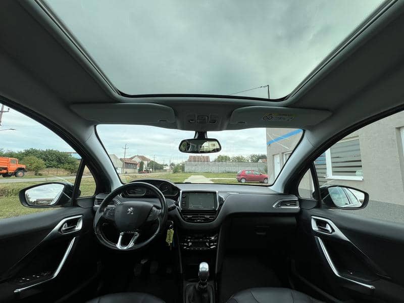 Peugeot 2008 1.2 Allure PANO CH