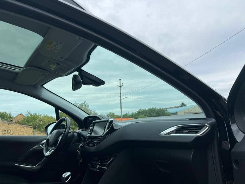 Peugeot 2008 1.2 Allure PANO CH