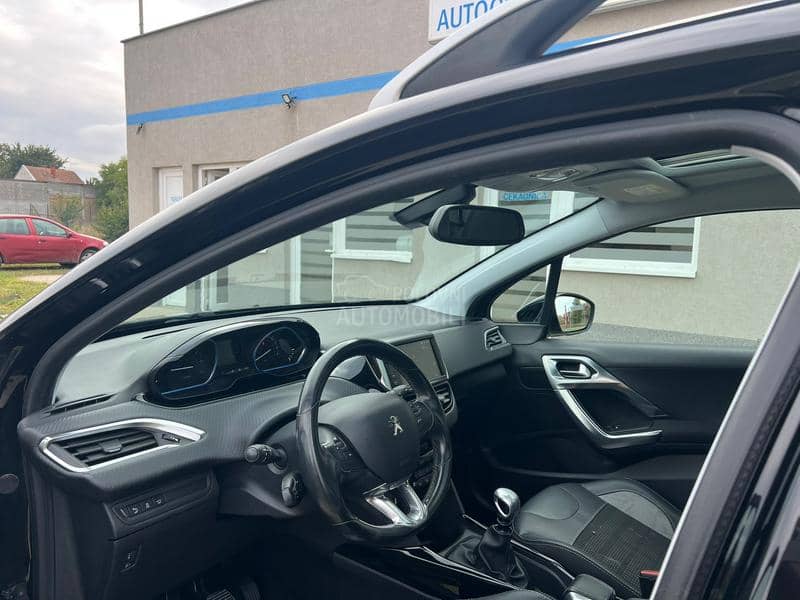 Peugeot 2008 1.2 Allure PANO CH
