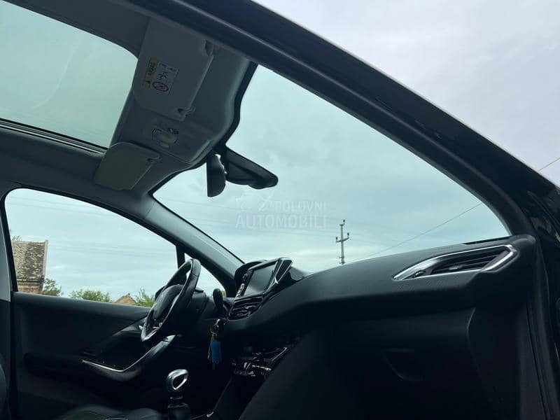 Peugeot 2008 1.2 Allure PANO CH