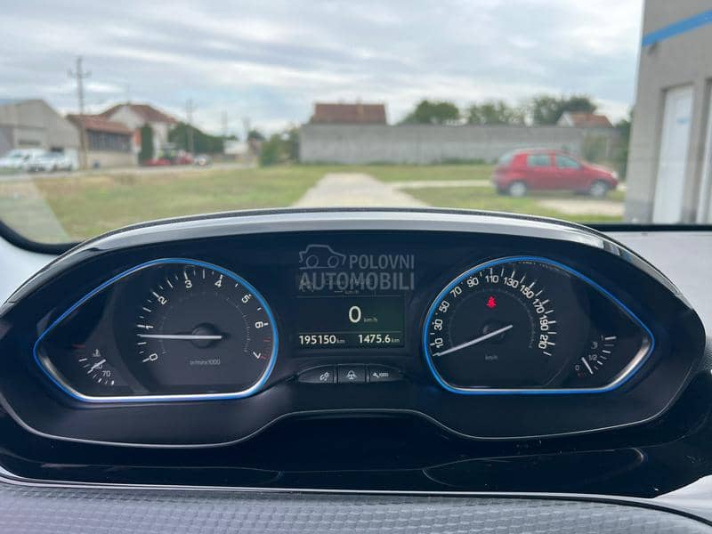 Peugeot 2008 1.2 Allure PANO CH