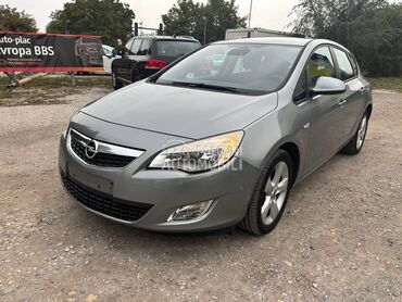Opel Astra J B n z i n