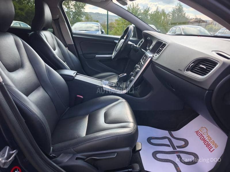 Volvo V60 D5 MOMENTUM