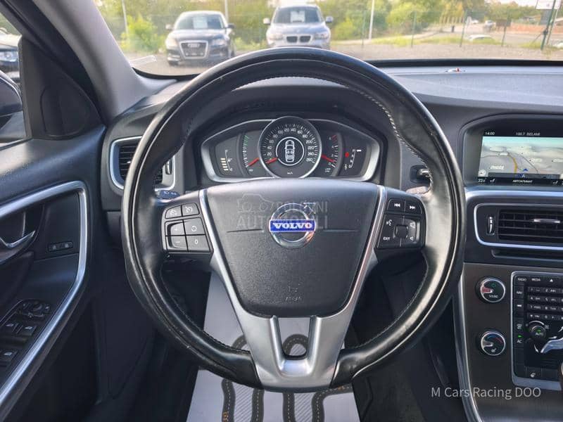 Volvo V60 D5 MOMENTUM