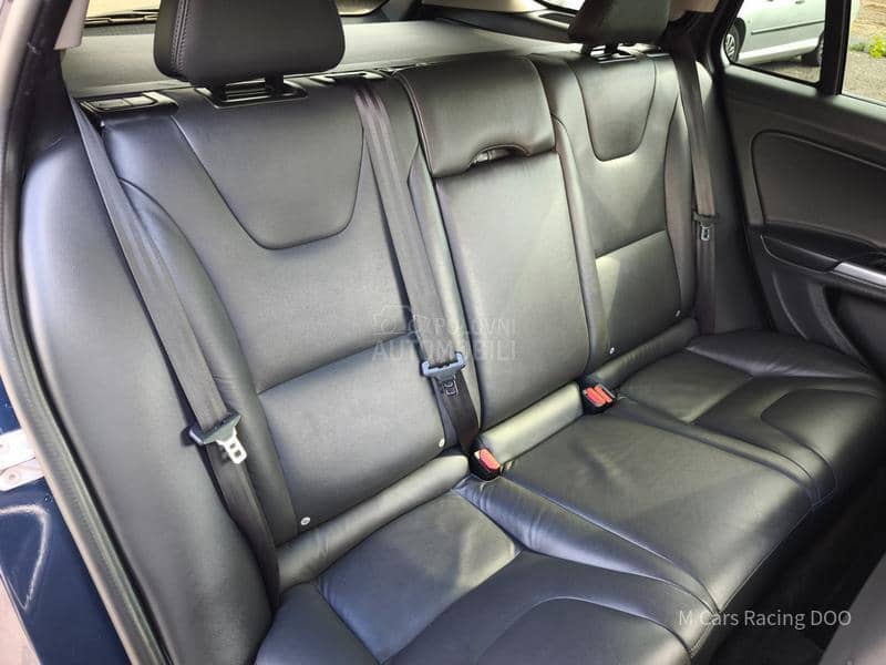 Volvo V60 D5 MOMENTUM
