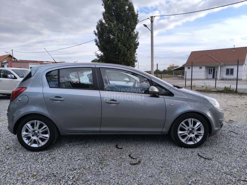 Opel Corsa D 1.4 b COSSMO