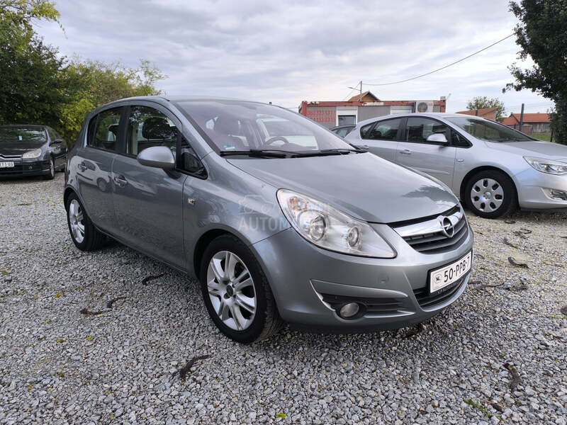 Opel Corsa D 1.4 b COSSMO