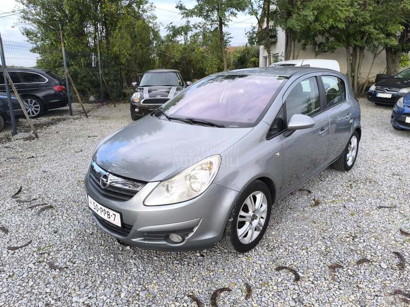 Opel Corsa D 1.4 b COSSMO