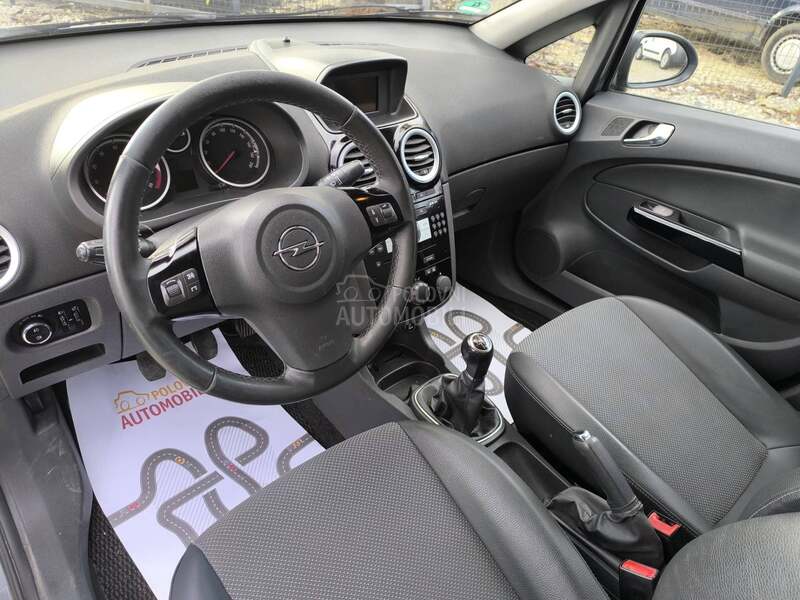 Opel Corsa D 1.4 b COSSMO