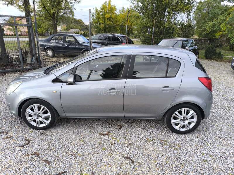 Opel Corsa D 1.4 b COSSMO