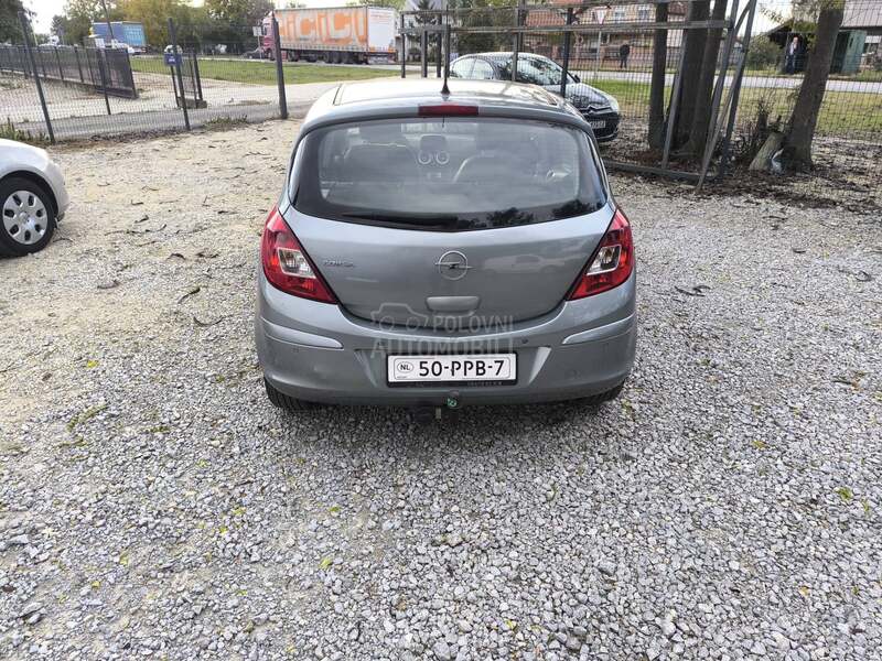 Opel Corsa D 1.4 b COSSMO