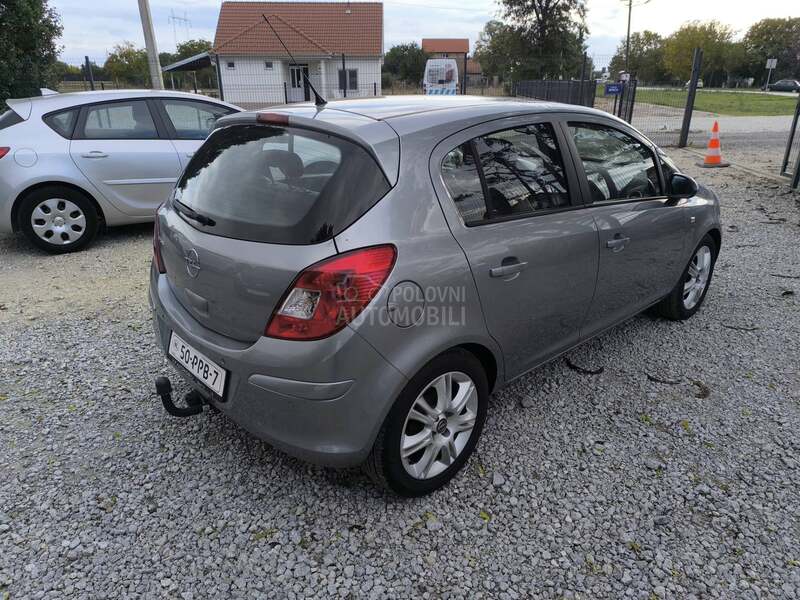 Opel Corsa D 1.4 b COSSMO