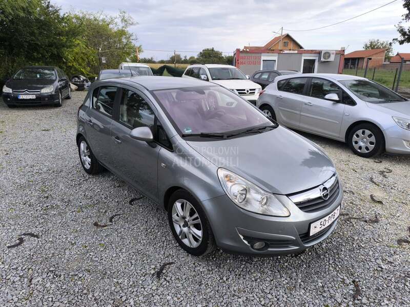 Opel Corsa D 1.4 b COSSMO