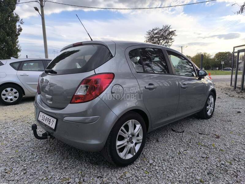 Opel Corsa D 1.4 b COSSMO