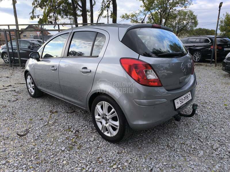 Opel Corsa D 1.4 b COSSMO