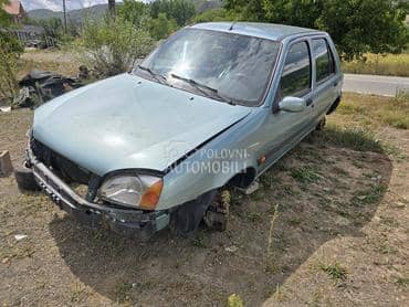Ford Fiesta 2001. god. -  kompletan auto u delovima