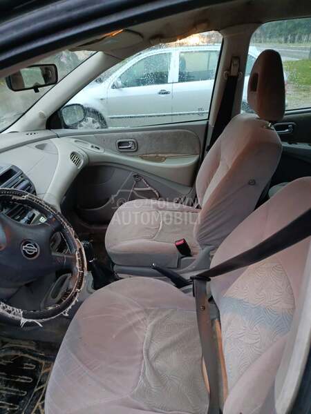 Nissan Almera Tino 